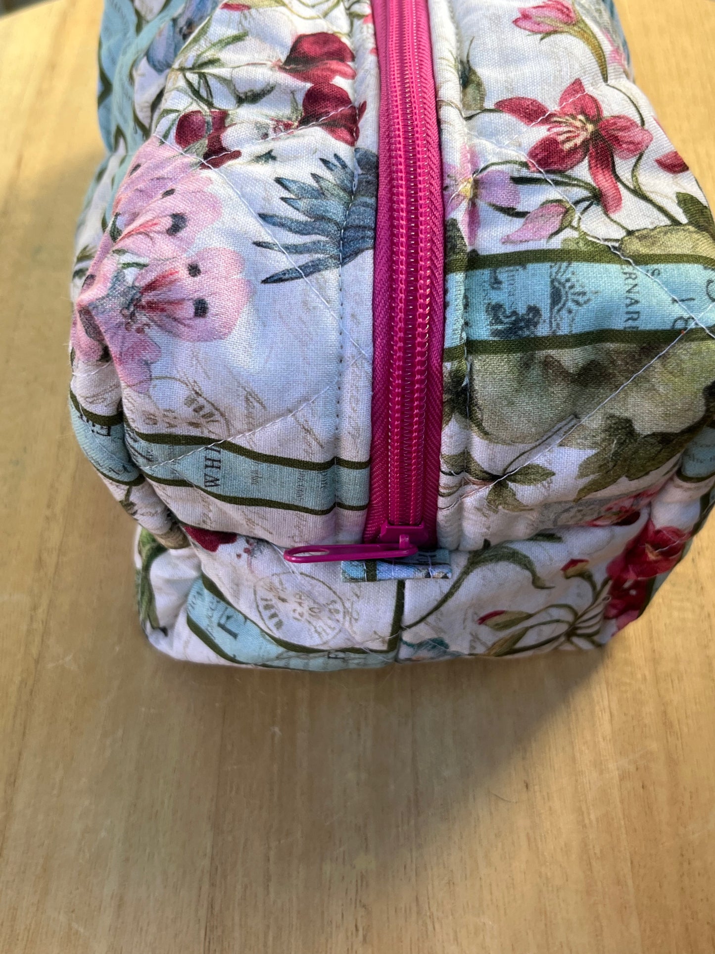 Framed hummingbirds Chubby Makeup pouch