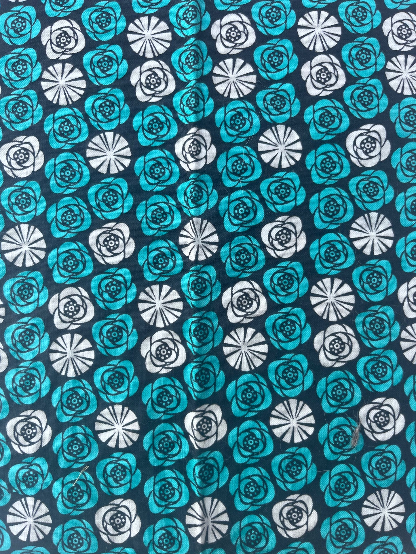 Teal/White Circle Roses bottle bag