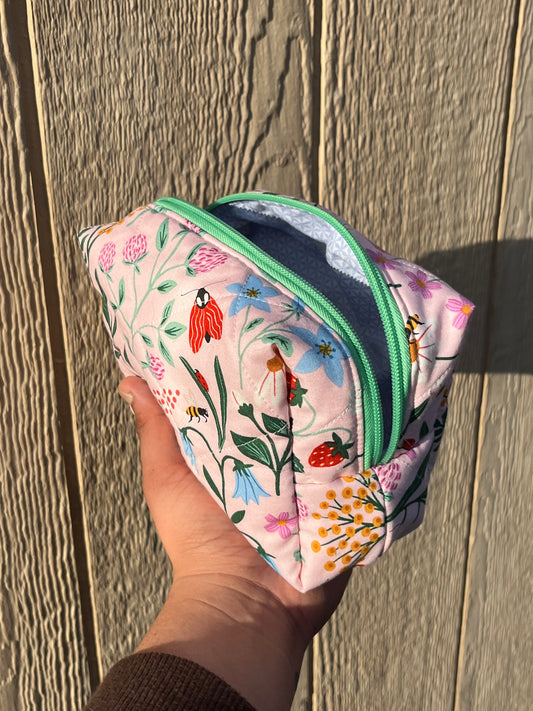 Pastel pink wildflower garden medium carry-all