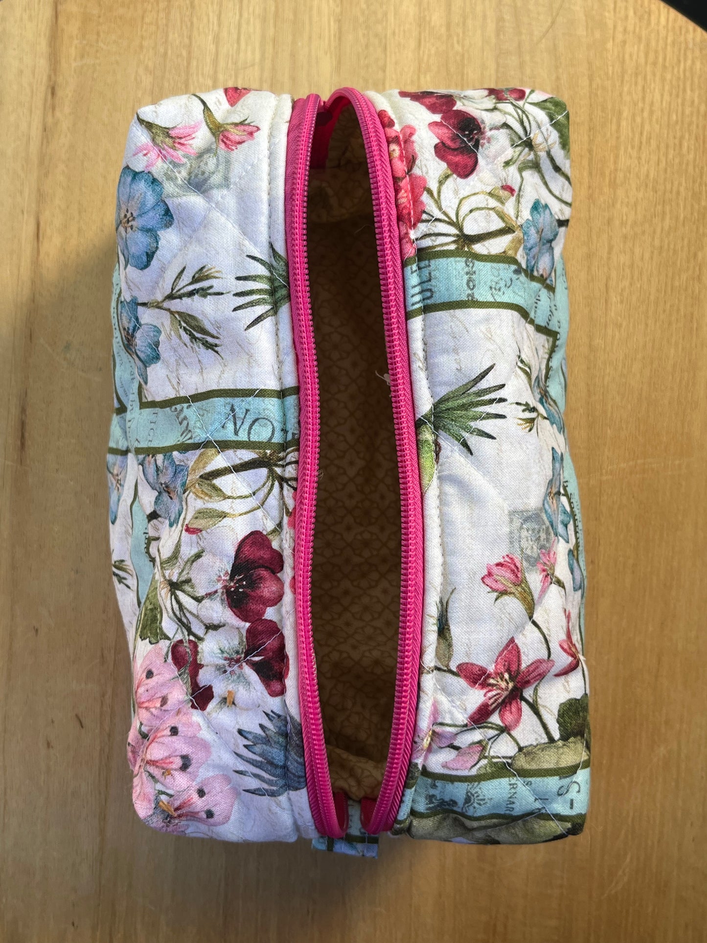 Framed hummingbirds Chubby Makeup pouch