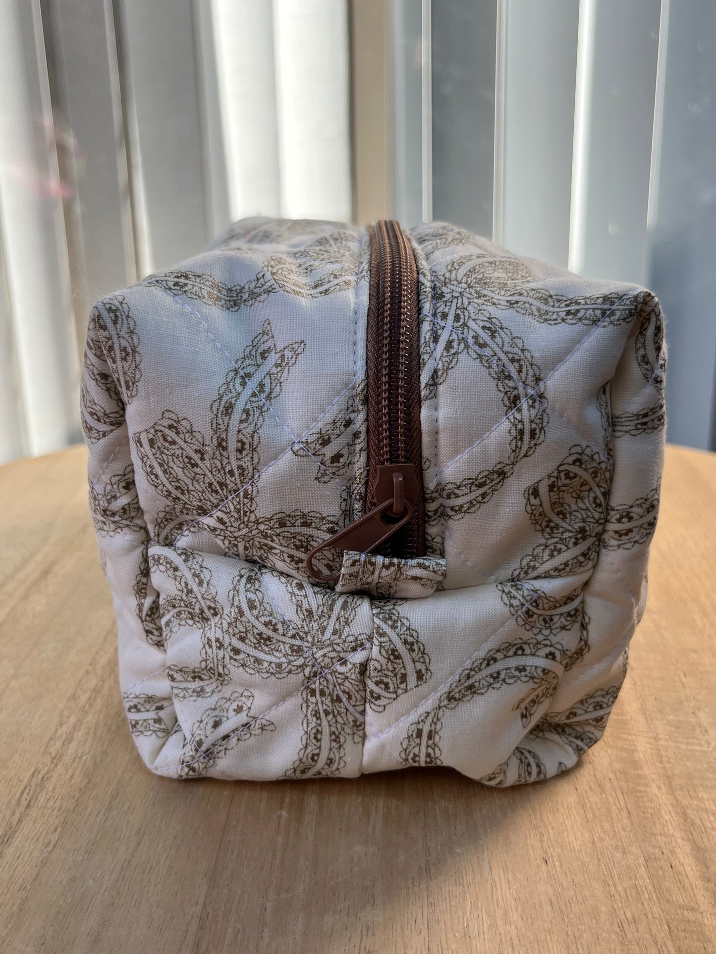 Cream Bows Chubby Makeup pouch